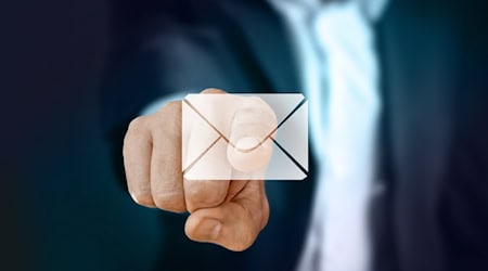 Finger tippt auf ein E-Mail-Symbol