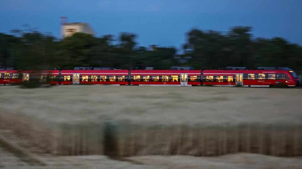 Mehr als 500 Anhänger des Thüringer Vereins fuhren mit den Zügen nach und aus Sachsen. (Symbolbild) / Foto: Jan Woitas/dpa