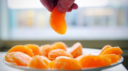 Mandarinen im Glas werden zurückgerufen. (Symbolbild) / Foto: Nicolas Armer/dpa