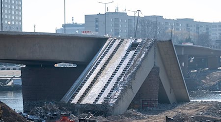 Nach Brüchen in Konstruktion - Dresdner Carolabrücke schneller abreißen  (Archivbild) / Foto: Sebastian Kahnert/dpa