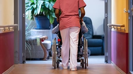 Calls for a reform of long-term care insurance are getting louder (photo illustration). / Photo: Marijan Murat/dpa