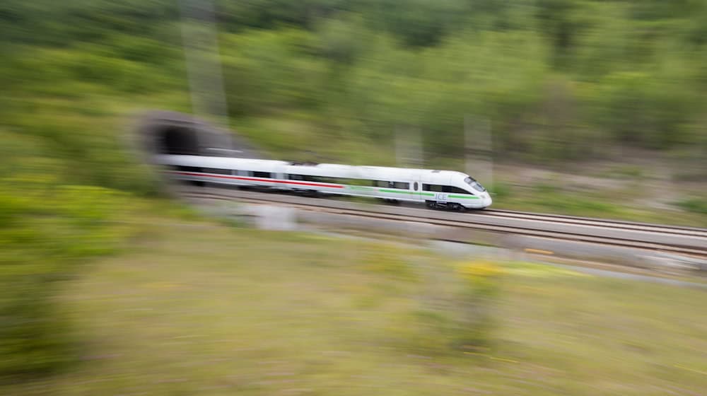 Při mnohich ćahach dóńdźe dla zawrjenja čary k zapozdźenjam. (Symbolbild) / Foto: Julian Stratenschulte/dpa