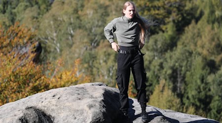 Marie-Sophie Jacobs in Bundeswehr uniform stands on a rock