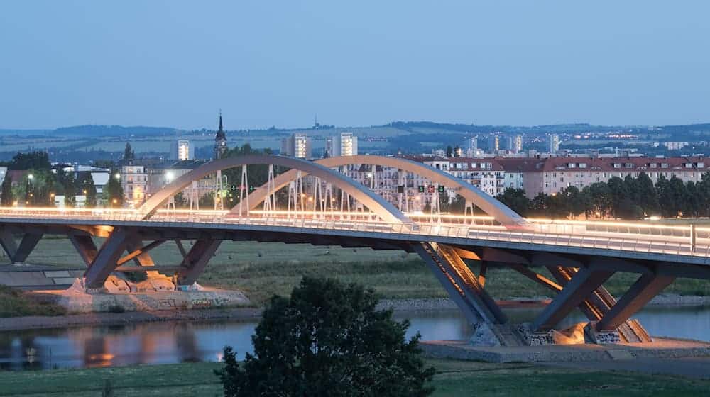 A referendum on the Waldschlößchenbrücke bridge in Dresden in 2005 was successful for the supporters of the controversial structure. (Archive photo) / Photo: Sebastian Kahnert/dpa-Zentralbild/dpa