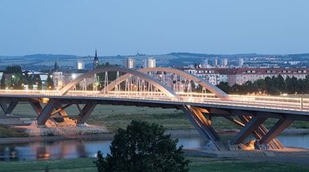 Ein Bürgerentscheid zur Waldschlößchenbrücke in Dresden war 2005 für die Befürworter des umstrittenen Bauwerks erfolgreich. (Archivbild) / Foto: Sebastian Kahnert/dpa-Zentralbild/dpa