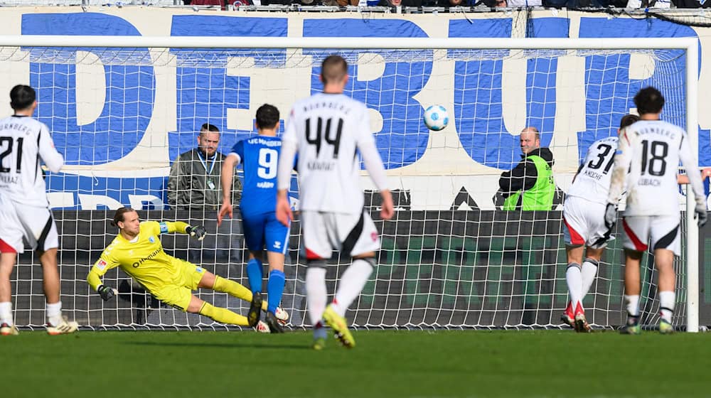 FCM-Torwart Dominik Reimann springt in die Ecke, der Ball geht in die Mitte. / Foto: Hendrik Schmidt/dpa