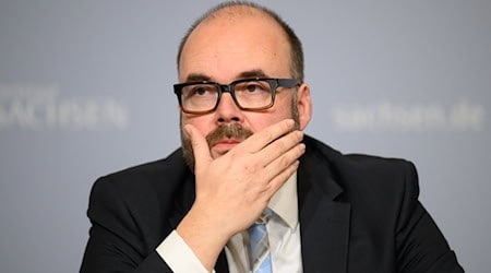 All eyes are on the Saxon Finance Minister at the government's budget review (archive photo). / Photo: Robert Michael/dpa