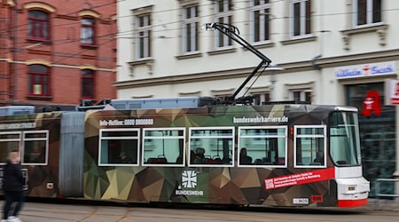 The Bundeswehr advertises for skilled workers on a streetcar in Zwickau / Photo: Jan Woitas/dpa