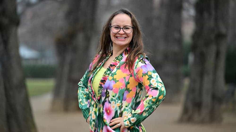 Lo sabe todo sobre los verdes y sus efectos: Christine Rauch, de Erfurt, conocida en Internet como Survival Siglinde, también encuentra cosas sabrosas en la naturaleza en invierno / Foto: Martin Schutt/dpa