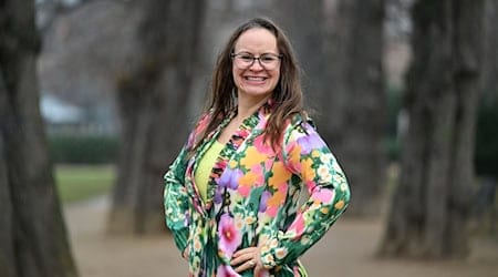 Lo sabe todo sobre los verdes y sus efectos: Christine Rauch, de Erfurt, conocida en Internet como Survival Siglinde, también encuentra cosas sabrosas en la naturaleza en invierno / Foto: Martin Schutt/dpa