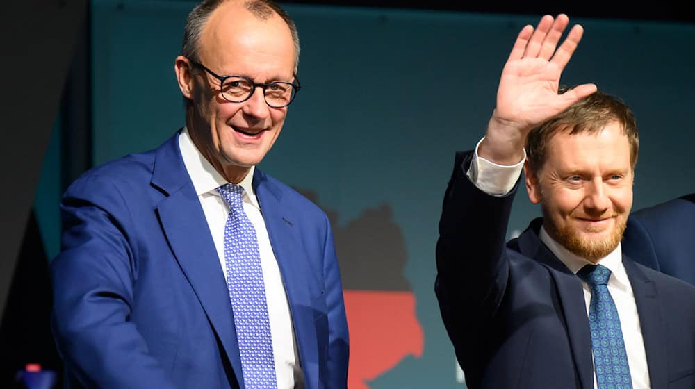 Michael Kretschmer: Größter Feind der AfD ist die CDU. Hier ist er zusammen mit Friedrich Merz (l) zu sehen. (Archivbild)  / Foto: Robert Michael/dpa