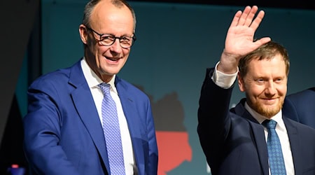 Michael Kretschmer: Najwjetši njepřećel AfD je CDU. Tu je wón hromadźe z Friedrichom Merzom (l) widźeć. (Archivbild) / Foto: Robert Michael/dpa