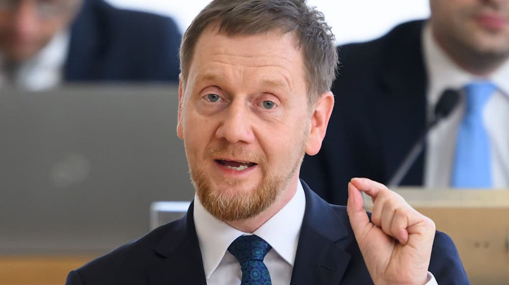 Sachsens Ministerpräsident Michael Kretschmer reicht bei einer Regierungserklärung im Landtag der Opposition erneut die Hand.  / Foto: Robert Michael/dpa