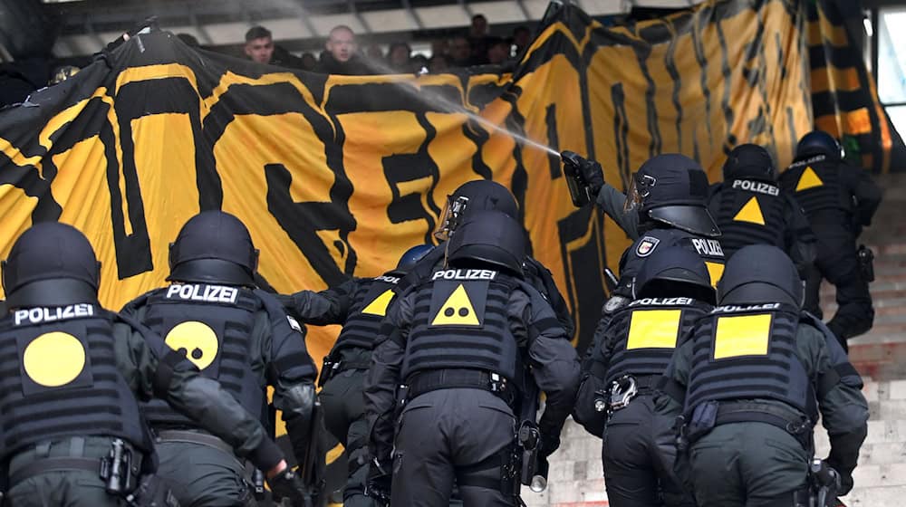 Die Polizei betritt den Pufferblock im Ostseestadion. / Foto: Michael Schwartz/dpa