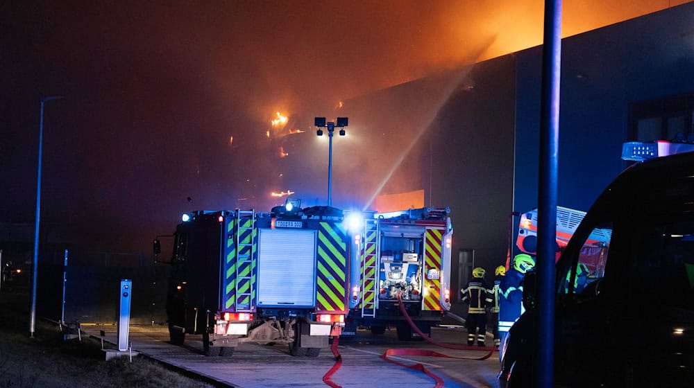 In der Halle waren laut Polizei Ersatzteile für Flugzeuge gelagert. / Foto: Tom Musche/dpa