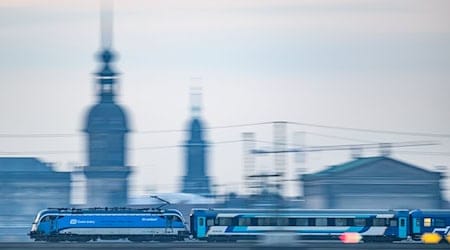 The Eurocity passes Dresden, among other places, on its way. (Archive photo) / Photo: Robert Michael/dpa/dpa-tmn