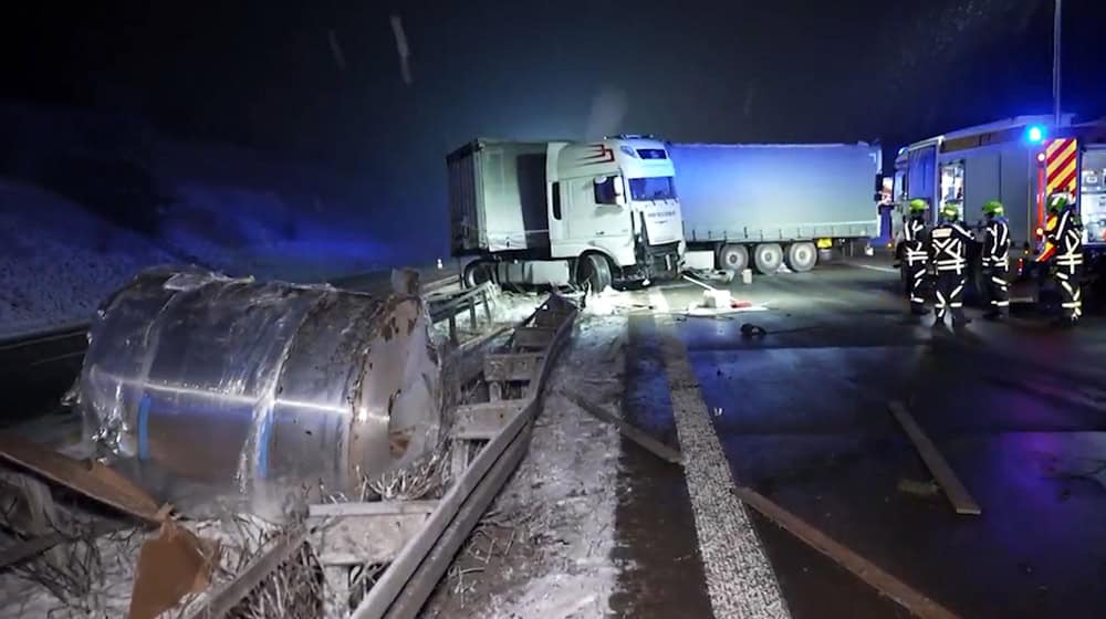 Auf winterglatter Fahrbahn hat am Donnerstagabend auf der Autobahn A4 bei Glauchau ein Sattelschlepper die Mittelleitplanke durchbrochen. / Foto: Mike Müller/dpa