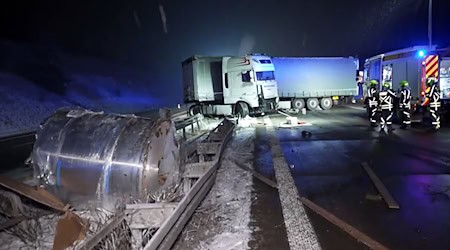 Auf winterglatter Fahrbahn hat am Donnerstagabend auf der Autobahn A4 bei Glauchau ein Sattelschlepper die Mittelleitplanke durchbrochen. / Foto: Mike Müller/dpa