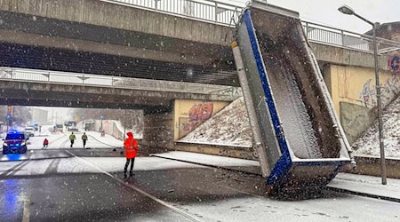 Ein Lastwagenunfall an einer Bahnbrücke in Leipzig hat zu Behinderungen im Zugverkehr nach Chemnitz gesorgt. / Foto: -/EHL Media/dpa