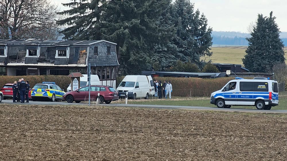 Im Vogtland sind drei Leichen gefunden worden - die Polizei ist im Einsatz. / Foto: Mike Mueller/dpa