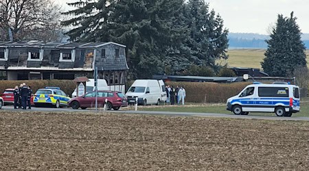 Im Vogtland sind drei Leichen gefunden worden - die Polizei ist im Einsatz. / Foto: Mike Mueller/dpa