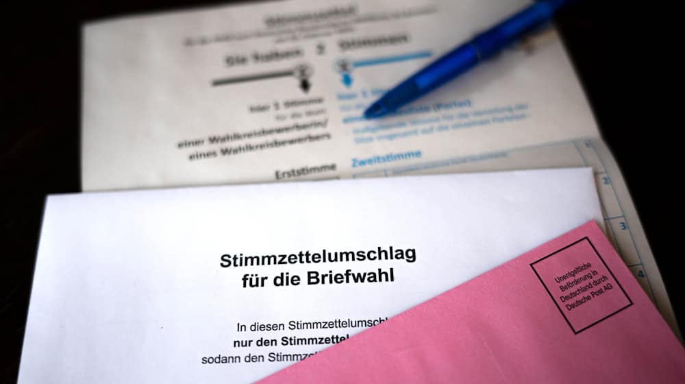 Das LKA Sachsen untersucht ein Video, das Briefwahlzettel ohne AfD zeigen soll. (Archivbild) / Foto: Sina Schuldt/dpa