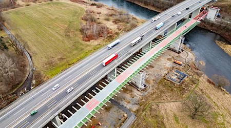 Der Bau der neuen Muldebrücke bei Grimma erreicht die nächste Etappe. / Foto: Robert Michael/dpa