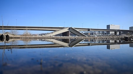 Part of Dresden's Carola Bridge collapsed last September (archive photo). / Photo: Robert Michael/dpa