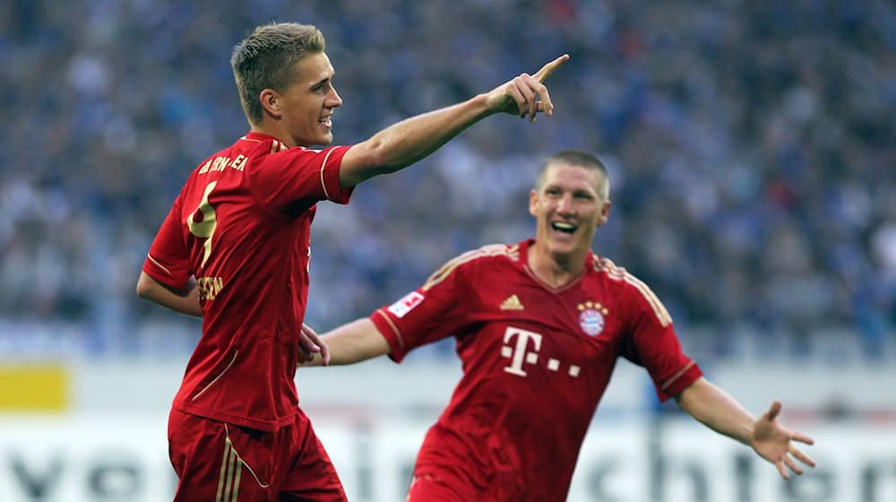  Nils Petersen (l) bejubelt sein Tor mit Bastian Schweinsteiger. Petersen unterstützt die NOFV-Clubs beim Thema Direktaufstieg. / Foto: Fabian Stratenschulte/dpa