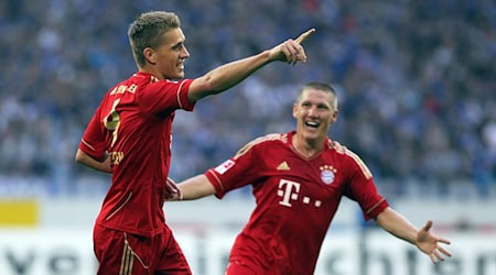  Nils Petersen (l) bejubelt sein Tor mit Bastian Schweinsteiger. Petersen unterstützt die NOFV-Clubs beim Thema Direktaufstieg. / Foto: Fabian Stratenschulte/dpa