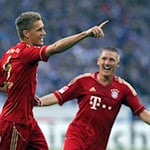  Nils Petersen (l) bejubelt sein Tor mit Bastian Schweinsteiger. Petersen unterstützt die NOFV-Clubs beim Thema Direktaufstieg. / Foto: Fabian Stratenschulte/dpa