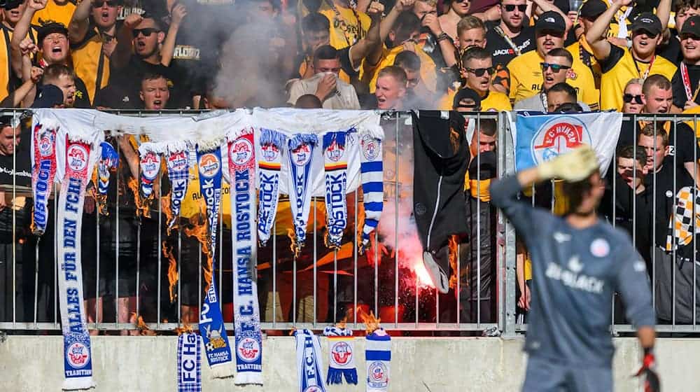 The East German duel between Hansa Rostock and Dynamo Dresden / Photo: Robert Michael/dpa