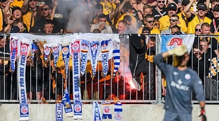 The East German duel between Hansa Rostock and Dynamo Dresden / Photo: Robert Michael/dpa