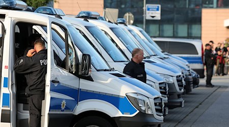 Das Spiel Rostock gegen Dresden ist für die Polizei eine große Herausforderung. / Foto: Bernd Wüstneck/dpa-Zentralbild/dpa