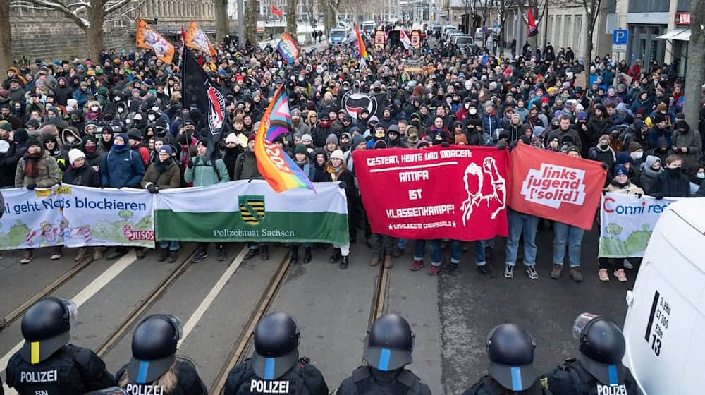 Mehrere Tausend Menschen demonstrierten gegen einen Aufmarsch von Rechtsextremen beim Gedenken an die Zerstörung von Dresden im Zweiten Weltkrieg.  / Foto: Sebastian Kahnert/dpa