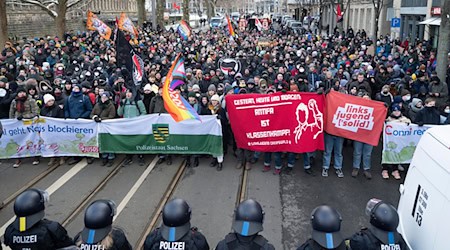 Mehrere Tausend Menschen demonstrierten gegen einen Aufmarsch von Rechtsextremen beim Gedenken an die Zerstörung von Dresden im Zweiten Weltkrieg.  / Foto: Sebastian Kahnert/dpa