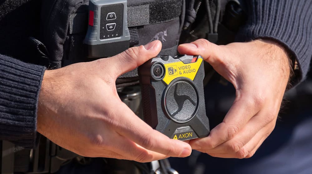 Die Polizei in Sachsen hat seit vier Jahren Bodycams. (Archivbild) / Foto: Matthias Rietschel/dpa-Zentralbild/dpa