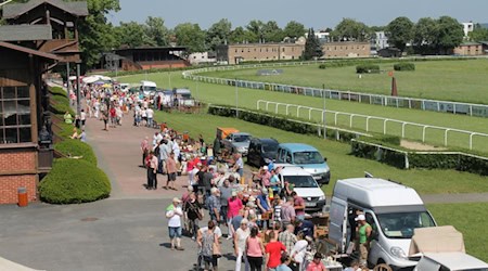 Martktreiben auf der Galopprennbahn von oben