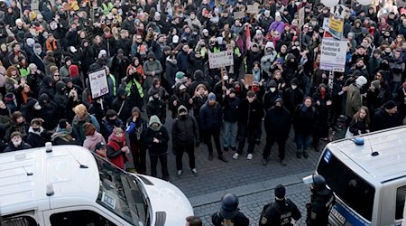 Zahlreiche Menschen protestierten gegen eine AfD-Wahlkampfveranstaltung in Leipzig. / Foto: Sebastian Willnow/dpa