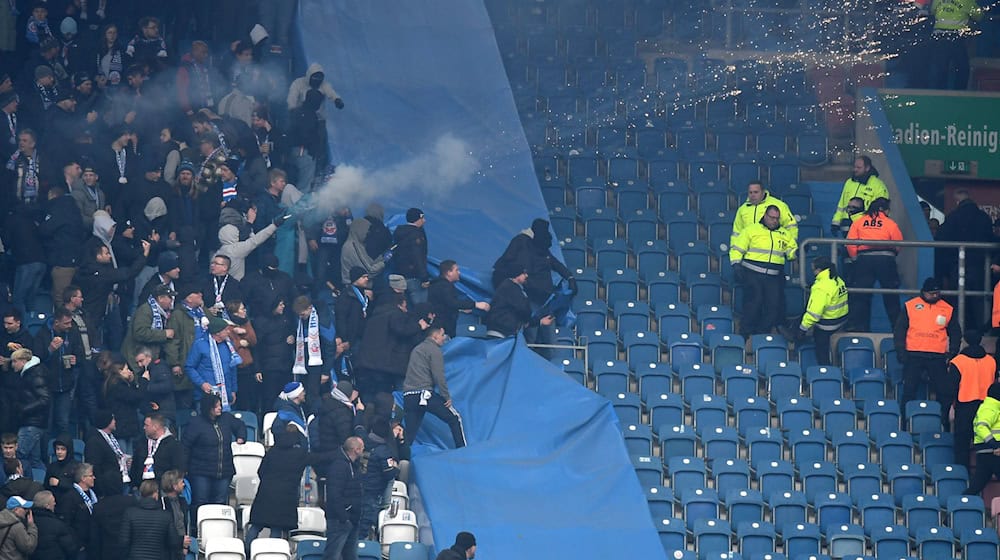 Z bloka Hansa fanow so wohnjostroj wottřěli. / Foto: Michael Schwartz/dpa