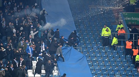 Fireworks are launched from the Hansa fans' block. / Photo: Michael Schwartz/dpa