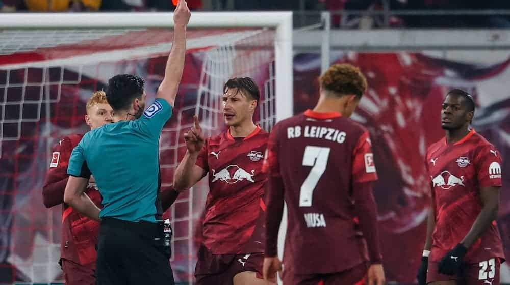 Willi Orban sees the red card. / Photo: Jan Woitas/dpa