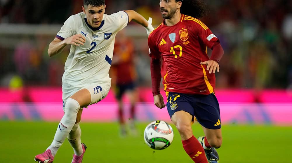 Kosta Nedeljkovic (l.) wechselt von Aston Villa zu RB Leipzig. / Foto: Jose Breton/AP/dpa