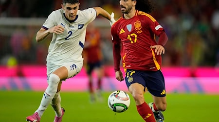 Kosta Nedeljkovic (l.) wechselt von Aston Villa zu RB Leipzig. / Foto: Jose Breton/AP/dpa