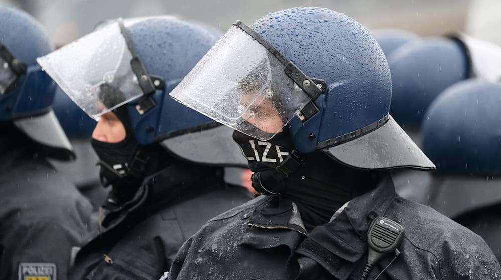 Die Dresdner Polizei erwartet mehr Zulauf zu den Versammlungen zum Gedenktag. (Archivbild) / Foto: Robert Michael/dpa