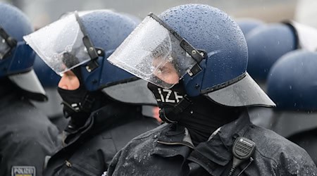 Die Dresdner Polizei erwartet mehr Zulauf zu den Versammlungen zum Gedenktag. (Archivbild) / Foto: Robert Michael/dpa