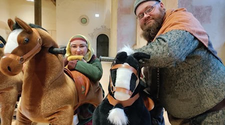 Märchendarsteller und Schaukelpferde