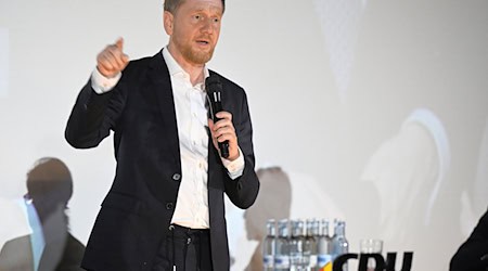 En un mitin electoral organizado por su partido en Parchim (Mecklemburgo), el ministro presidente de Sajonia, Michael Kretschmer (CDU), se pronuncia claramente en contra de una coalición entre la CDU/CSU y los Verdes tras las elecciones al Bundestag / Foto: Philip Dulian/dpa