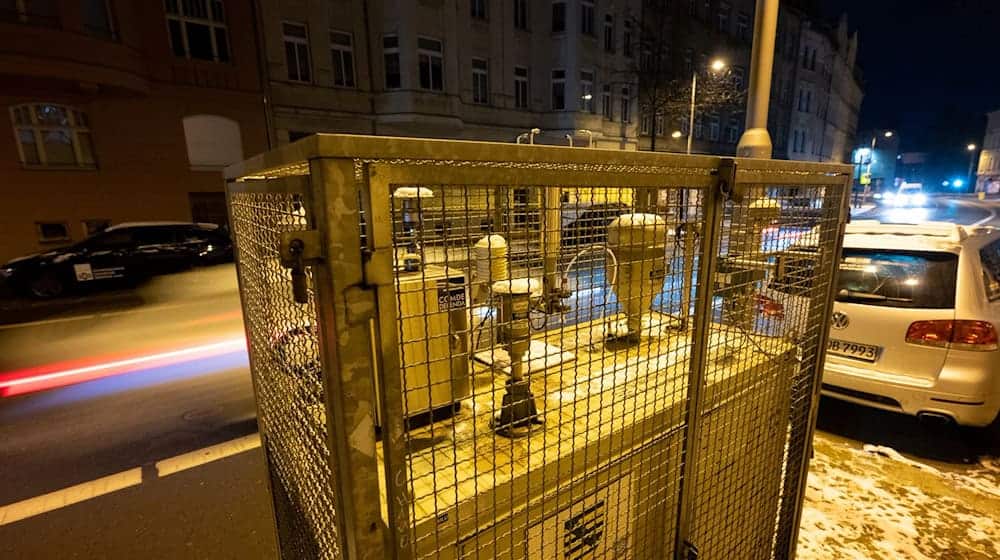 Cars drive past a particulate matter measuring station in Leipzig in the early morning. (Archive photo) / Photo: Hendrik Schmidt/dpa