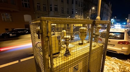 Autos fahren in Leipzig am frühen Morgen an einer Feinstaub-Messstation vorüber. (Archivfoto) / Foto: Hendrik Schmidt/dpa